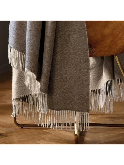 CHEVIGNON Plaid In Hellbraun – Bild 3