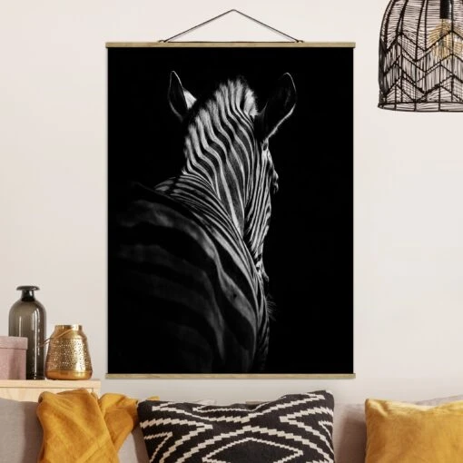 Stoffbild Mit Posterleisten - Dunkle Zebra Silhouette In Schwarz-Weiß – Bild 2