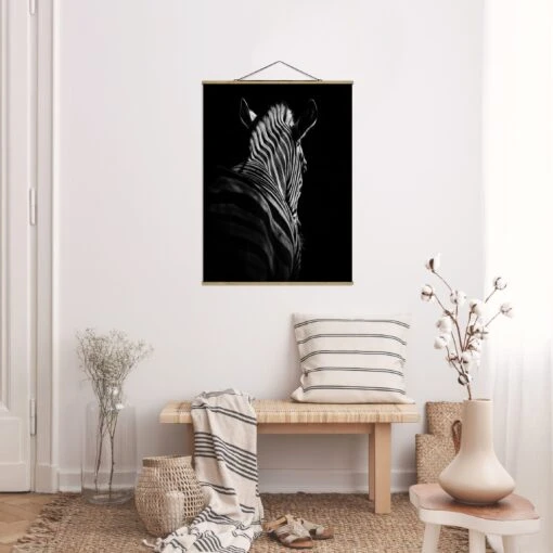 Stoffbild Mit Posterleisten - Dunkle Zebra Silhouette In Schwarz-Weiß – Bild 4