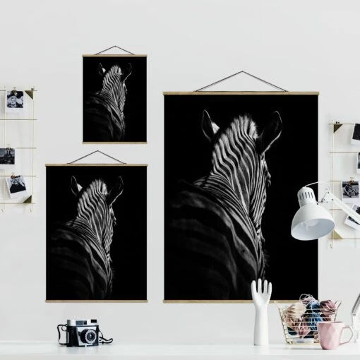 Stoffbild Mit Posterleisten - Dunkle Zebra Silhouette In Schwarz-Weiß – Bild 7