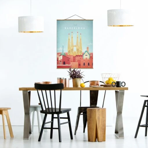 Stoffbild Mit Posterleisten - Reiseposter - Barcelona In Rot – Bild 4