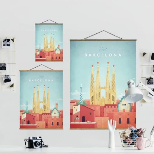 Stoffbild Mit Posterleisten - Reiseposter - Barcelona In Rot – Bild 7